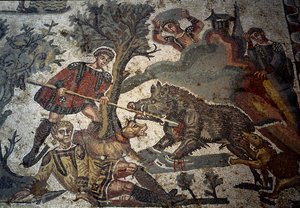 En jeger sårer angrep av et villsvin, en av hans følgesvenner frastøter dyret med spydet, detalj av "Det lille jaktselskapet", 315-350 av Roman