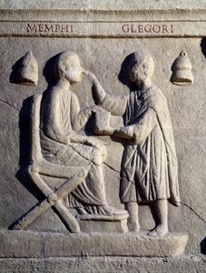 En øyelege undersøker øynene til pasienten sin (nedre relieff, 2. århundre) av Roman
