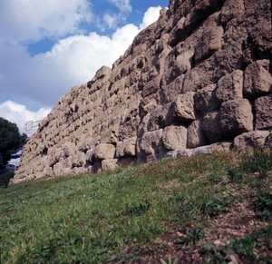 Antikkens Roma, arkaisk periode: utsikt over ruinene av den serbiske muren (murmaleri serbisk), første innhegning av byen Roma, bygget søster kong Servius Tullius. 6. århundre f.Kr. Italia av Roman