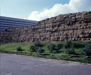 Antikkens Roma, arkaisk periode: utsikt over ruinene av den serbiske muren (murmaleri serbisk), første innhegning av byen Roma, bygget søster kong Servius Tullius. 6. århundre f.Kr. Italia av Roman