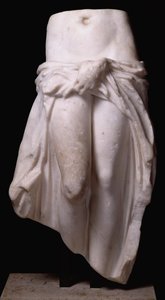 Afrodite holder plaggene sine, fra Tripoli, ca. 370-24 f.Kr. (marmor) av Roman