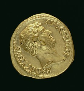 Aureus (forsiden) av Hadrian (117-138 e.Kr.) barhodet. (gull) Inskripsjon: HADRIANVS AVGUSTVS (for bakside se 119153)