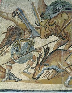 Kamp mellom gladiatorer og dyr, detalj av en gladiator som spyr en okse, 320 e.Kr. (mosaikk) av Roman