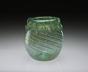 Blåst glasskrukke med funksjonelt og dekorativt etterheng, AD 301-400 (blåst glass) av Roman