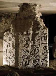 Borne (eller cippe) fra Forum Romanum (Foro Romano) funnet under buen til Septime Severe. Gravert inskripsjon på latin. 6. århundre f.Kr. Roma, Forum Romanum - Stele (cippus) med inngravert tekst på latin av en hellig lov, fra Lapis Niger. Stein, 6. århund av Roman