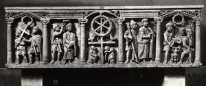 Kristen sarkofag dekorert med scener av Kristi lidenskap inkludert arrestasjonen og Kristus før Pontius Pilatus, fra katakombene til St. Domitilla (marmor) (s/hvitt foto) av Roman