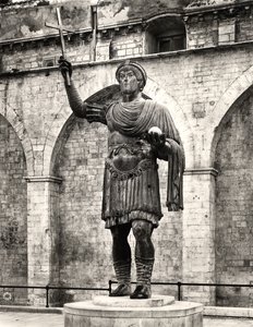 Kolossal statue muligens av keiser Valentinian I (321-375) kalt 