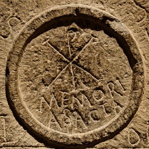 Detalj fra en alterstein som viser en forkortelse for navnet på Jesus Kristus, Nord-Afrika, ca. 4. århundre e.Kr. av Roman