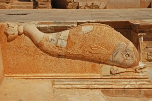 Delfinutskjæring, Bas-relieff på Proscenium av det romerske teateret, Sabratha, Libya, 2. århundre e.Kr. av Roman