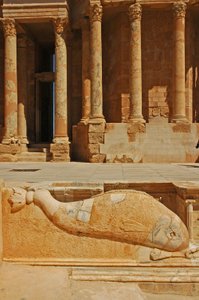Delfinutskjæring foran scenen, Sabratha, Libya, ca. 190 e.Kr av Roman