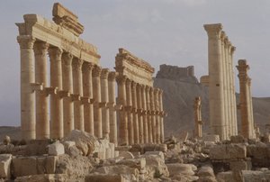 Den tidligste delen av den søylegate som danner hovedaksen i byen, fører til Qalaat Ibn Maan, et arabisk slott fra 1600-tallet, bygget i første halvdel av 200-tallet av Roman