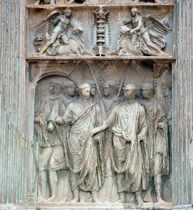 Keiser Trajanus (Traianus eller Trajan) (53-120) går til forumet da han kom tilbake fra Tyskland i 99 e.Kr. av Praefekten av byen Roma. Lav lindring. Benevento, Arco Trajan ©Luisa Ricciarini/Leemage av Roman