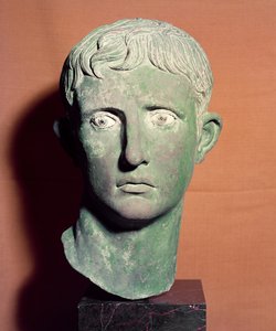 Hodet fra en statue i full lengde av keiser Augustus (63 f.Kr.-14 e.Kr.) funnet nær et tempel for seier i Meroe i Sudan, ca. 30-25 f.Kr. (bronse)
