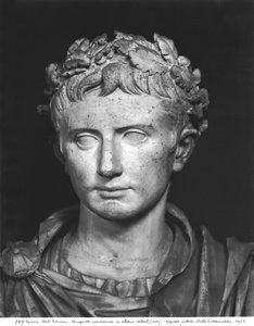 Overhode for keiser Augustus (63 f.Kr.-14 e.Kr.) kronet med en eikekrans (detalj) av Roman