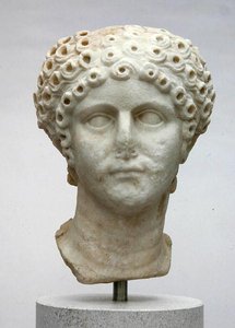 Hodet til en kvinne, muligens Agrippina Minor, ca. 50 e.Kr. (marmor) av Roman