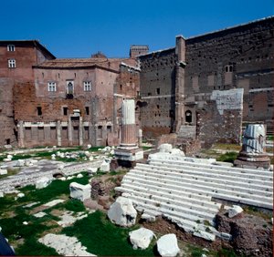 Imperial Forum (forum for Augustus): utsikt over tempelet til Avenger Mars (Marte Ultore). 2 f.Kr. Roma av Roman