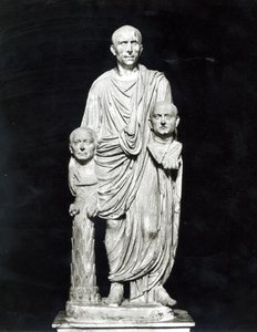 Lucius Junius Brutus holder byster av sine forfedre (marmor) (s/hv-bilde) av Roman