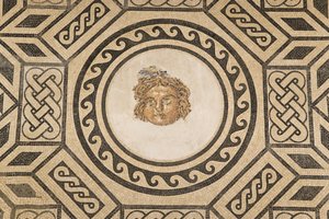 Mosaic of Medusa, i Hall of the Mosaics i Alcazar of the Christian Kings (mosaikk) av Roman
