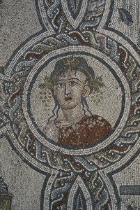 Mosaikk av de fire årstider, House of Dionysos, detalj, hode (mosaikk) av Roman