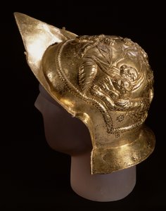 Paradehjelm, som viser amoriner i et vognløp, fra det romerske stedet i Newstead, Melrose, sent på 1. århundre e.Kr. (messing) av Roman