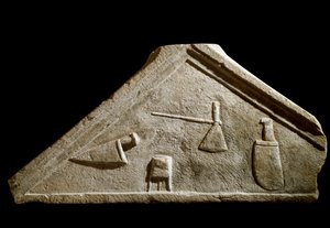 Pediment dekorert med kniver og slaktergjenstander av Roman