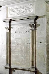Plakett av triumf- og konsulære faster. Periode av keiser Augustus. 27 f.Kr.-14 e.Kr. Roma, Musei Capitolini - Registreringsskilt for den konsulære og triumferende Fasti-perioden til romersk keiser Augustus (27 f.Kr.-14 e.Kr.). Musei Capitolini, Roma, Ital av Roman