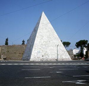 Pyramiden av Cestius, Roma av Roman