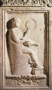 Relieff som viser en romersk dame med et speil (stein) av Roman