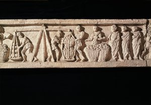 Relieff som viser stablen av brød i kurver og tar dem til veiing. fra graven til bakeren Euryaces, Porta Maggiore, Roma, ca. 50-20 BC50-20 av Roman