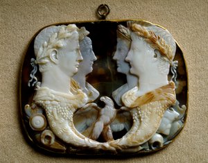 Romersk kunst: Onyx camee (Gemma Claudia) dekorerer representasjoner av keiserparene Claude (Tiberius Claudius Drusus) (10 f.Kr.-54 e.Kr.) og hans kone Agrippine den unge (15-59 e.Kr.) (Agrippina minor) (til venstre) og Caius Julius Caesar dit Germanicus ( av Roman