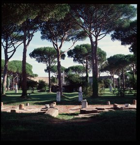 Romersk kunst: utsikt over ruinene av det arkeologiske området macellum (Marche Square) i Ostia av Roman