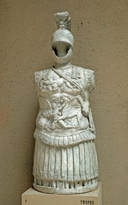 Romersk kunst: Trofee av våpen i form av paraderustning av romersk soldat fra det 1. århundre f.Kr. Roma, museo della civilta romana av Roman