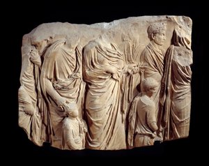 Romersk kunst: fragment av arkitektonisk relieff i marmor fra prosesjonen til Ara Pacis Augustae (fredens alter): prosesjon, under et offer, av figurer i toga og barn. Rundt 13-9 f.Kr. Finn i Roma (Champ de Mars Palais Fiano) Søn. 1,1x1,4 m av Roman