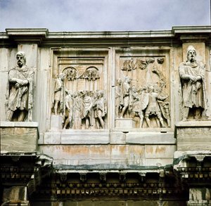 Romersk kunst: lavt marmorrelieff som representerer fordelingen av subsidier til folket (til venstre) og overgivelsen av en barbarisk leder (til høyre). 312-315 e.Kr. Konstantinbuen, Roma av Roman
