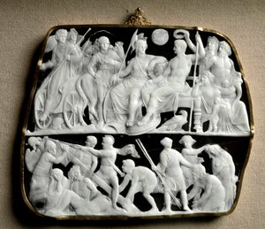 Romersk kunst: onyx cameo laget av billedhuggeren Dioscuride (eller Dioscorides) på to nivåer. På toppen ønsker keiser Augustus (63 f.Kr.-14 e.Kr.), omgitt av mytologiske guder, sin etterfølger Tibere (42 f.Kr. - 37 e.Kr.) velkommen. Fra venstre til høyre  av Roman