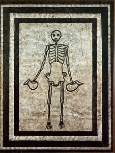 Romersk kunst: skjelett som holder to kanner. Mosaikk fra det 1. århundre. Napoli, museo nazionale archeologico - romersk kunst: skjelett som holder to mugger. Mosaikk fra det 1. århundre fra Pompeii. Nasjonalt arkeologisk museum, Napoli, Italia av Roman