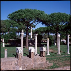 Romersk kunst: utsikt over ruinene av Ceres-tempelet, det arkeologiske stedet Ostia av Roman