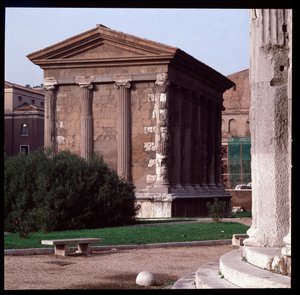 Romersk kunst: utsikt over ruinene av Portunus-tempelet (tempel for manlig formue), arkeologiske stedet for Boarium Forum, 70-80 e.Kr., Roma, Italia (romersk kunst: utsikt over tempelet til Fortuna Virilis (Portunus) Roma, Italia) Fotografi av Roman