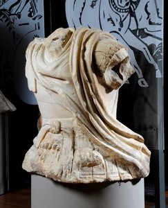Skulptert torso av en kavalerist antatt å være en kopi av en original bronsestatue av Alexander den store, ca. 75-25 f.Kr. (marmor) (se også 371174) av Roman