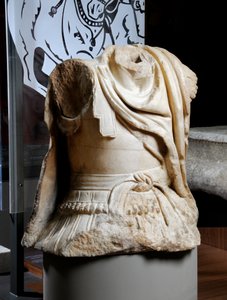 Skulptert torso av en kavalerist antatt å være en kopi av en original bronsestatue av Alexander den store, ca. 75-25 f.Kr. (marmor) (se også 371175) av Roman