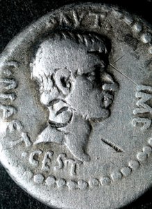 Sølvmynt med bilde av Marcus Junius Brutus (83-42 f.Kr.) romersk senator av Roman