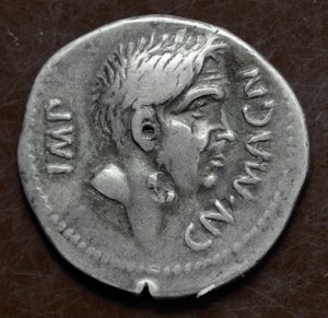 Sølvmynt med bilde av Pompee den store (Gneo Pompeo den store eller Gnaeus Pompeius Magnus av Roman