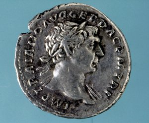 Sølvmynt med bilde av den romanske keiseren Trajan (53 - 117). Samling av medagliere i Milano. av Roman