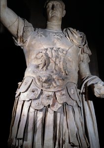 Statue av den romerske keiseren Trajan (Marcus Ulpius Traianus eller Traiano) (53-117 e.Kr.) stående, slagskip. Detalj av rustningen som representerer keiser Domitian (Domiziano eller Domitianus) (51-96). Rundt 108 e.Kr. Søn 2 m Paris, Louvre-museet av Roman
