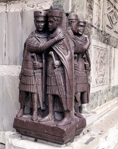 Tetrarker. Skulpturer i rød porphyda fra 300-tallet. Venezia, Markusplassen. av Roman