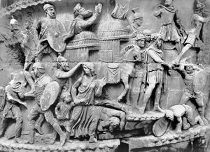 Keiseren ankommer en landsby mens den blir plyndret, detalj fra kolonnen til Marcus Aurelius, AD 180-196 (marmor) (s/hvitt foto) av Roman