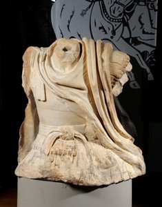 Torso av Lucio Licinio Murena inspirert av hesteryggen Alexander fra bronsegruppen Lysippos dedikert til Dion, 67 AD (marmor) av Roman