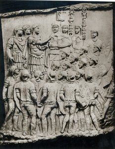 Trajan (98-117) henvender seg til hæren, en rollebesetning hentet fra Trajans kolonne, AD 113 (gips) av Roman