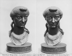 To utsikter av en byste av Livia (58 f.Kr.-29 e.Kr.) (bronse)