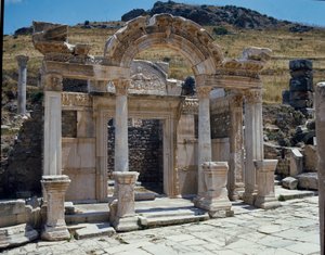 Utsikt over Hadrians tempel på gaten til Curetes. av Roman